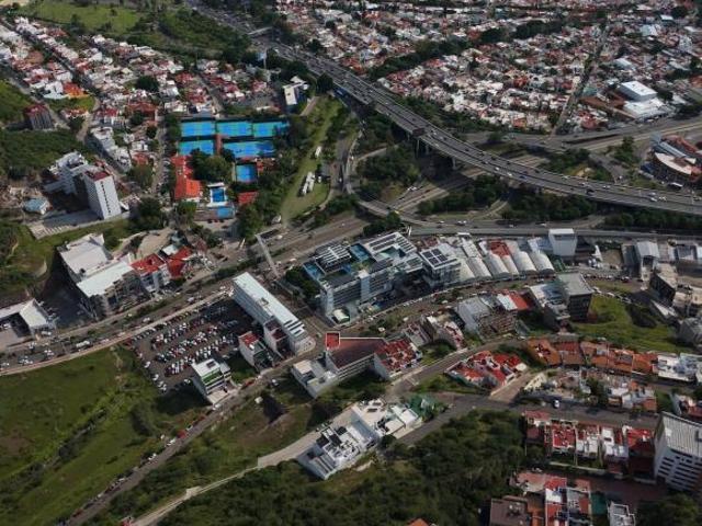 Terreno para uso comercial y de servicios