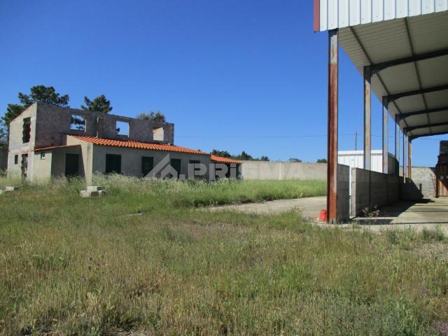 Terreno perto da cidade de Castelo Branco com várias construções