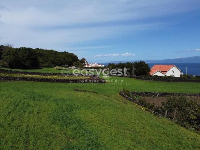 Terreno plano na Prainha com vista mar e sobre a ilha de São Jorge