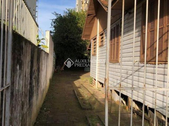 Terreno plano no bairro Higienópolis com 372 m2, possui uma casa habitável, com 3 quartos
