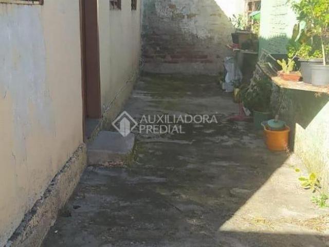 Terreno plano no Jardim das Palmeiras com duas casas