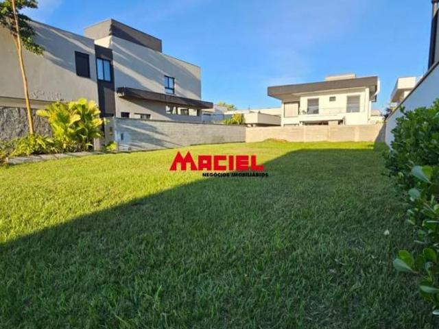 Terreno Plano à Venda no Jardim do Golfe 3 em São José dos Campos | 450m² em Condomínio de Alto Padr