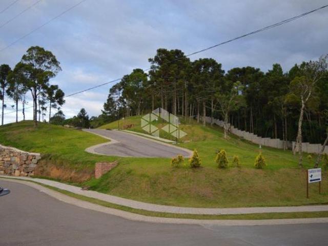 Terreno plano com 978m² no Condomínio Laken, em Gramado
