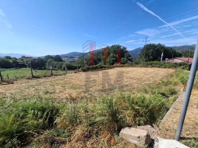 Terreno plano com 1100m2 para Construção em São Cosme Arcos de Valdevez