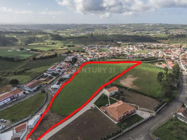 Terreno plano com 12.400m², inserido na pacata povoação de Sobral da Lourinhã