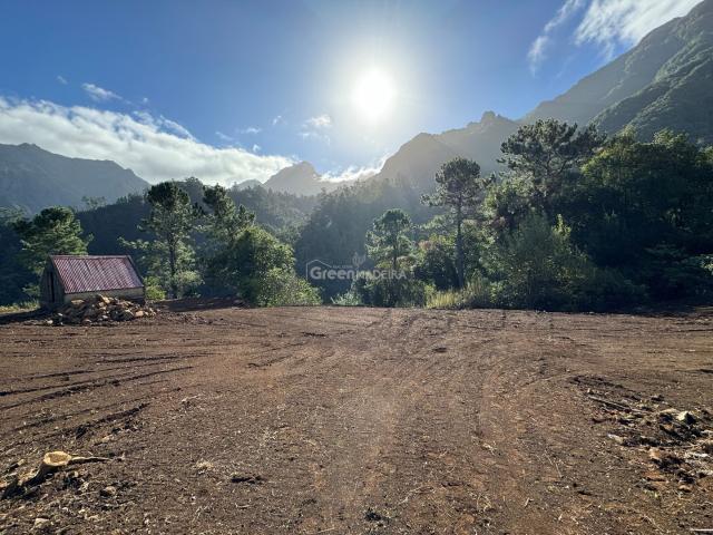 Terreno plano com 1704 metros quadrados situado no Loural São Vicente Ilha da Madeira