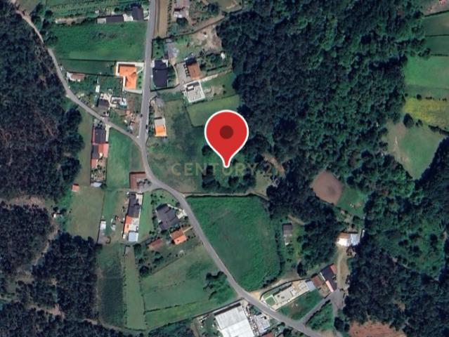 Terreno plano, com 2152m2, localizado a 5 minutos do centro de S. Pedro da Torre