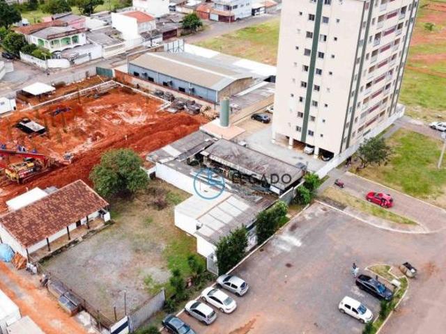 TERRENO PLANO COM ESTACIONAMENTO AMPLO