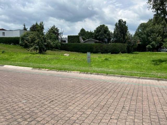Terreno plano con dos frentes en Club de Golf los Encinos