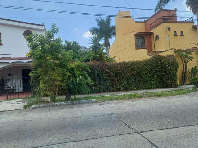 Terreno plano de 230 m² en Jardines del Sol, a pasos de Av. Labna
