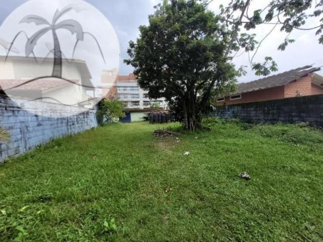 Terreno plano e limpo no Maitinga 300 metros de distancia da praia com edícula nos fundos