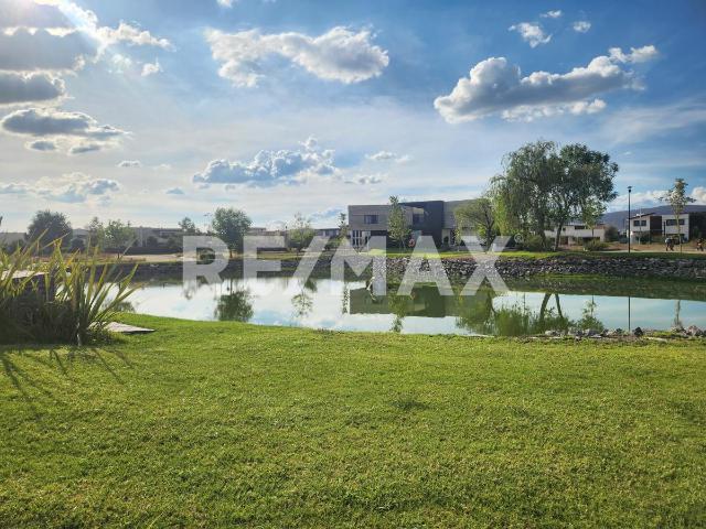 Terreno en Venta en El Campanario, Querétaro. Frente al lago