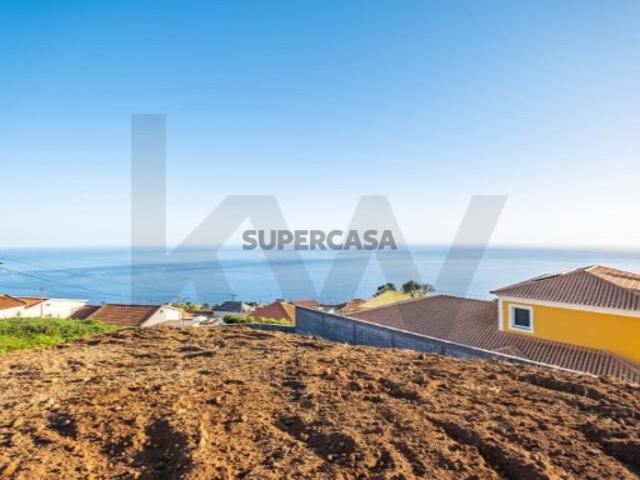 Terreno Plano 1.190m² nos Prazeres, Calheta: Vista Mar, 2 Estradas e Projeto Incluído!