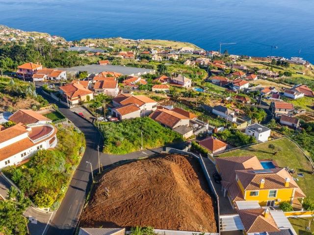 Terreno Plano 1.190m² nos Prazeres, Calheta: Vista Mar, 2 Estradas e Projeto Incluído!