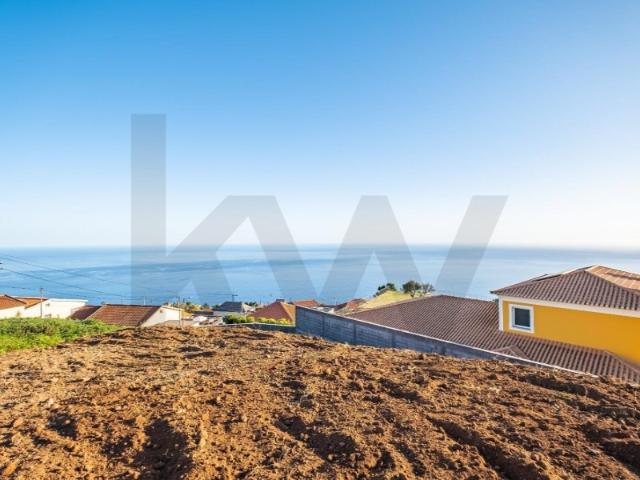 Terreno Plano 1.190m² nos Prazeres, Calheta: Vista Mar, 2 Estradas e Projeto Incluído!