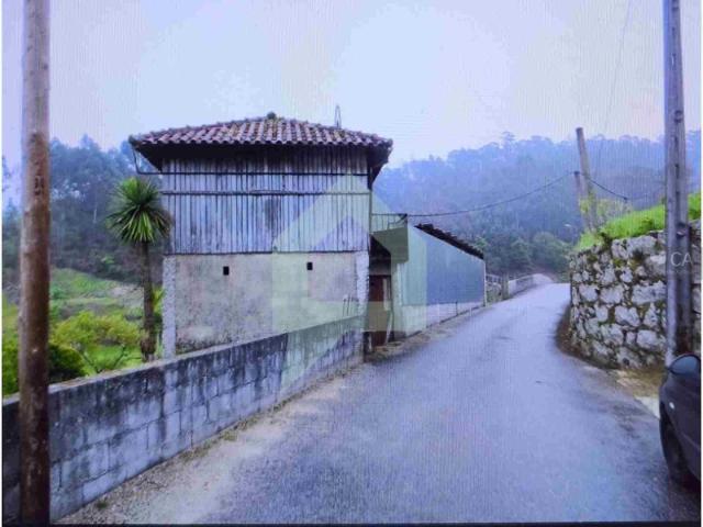 Terreno rústico com anexo e vistas para campo, rio e montanha em V.N. Muía