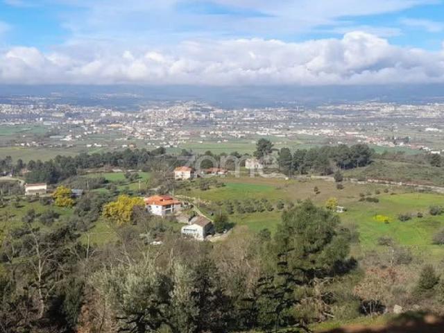 Terreno rústico com boa localização e vista sobre a cidade de Chaves