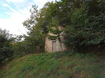 Terreno rústico com casa ade arrumos à venda em São Romão em plena Serra da Estrela Seia