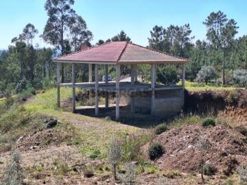 Terreno Rústico com Construção na Sertã