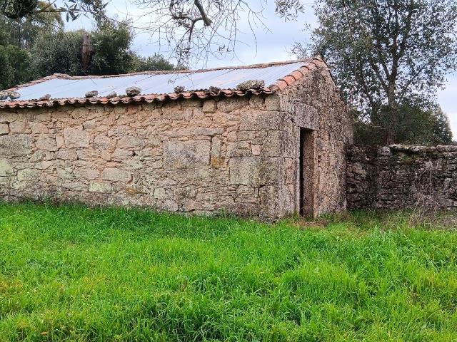 Terreno rústico com construção rural