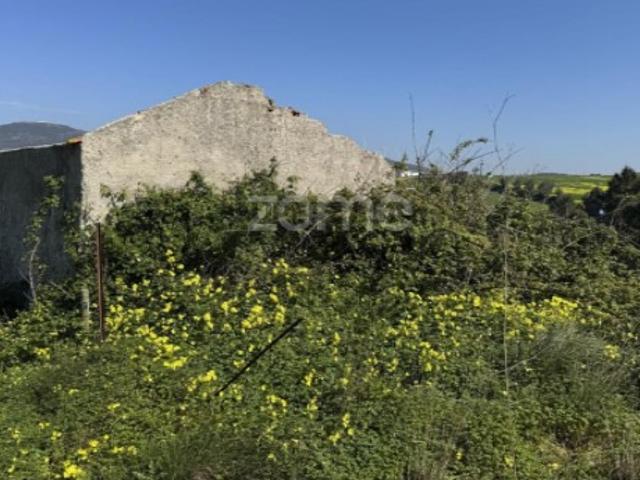 Terreno rústico com parcela urbana à beira da A8