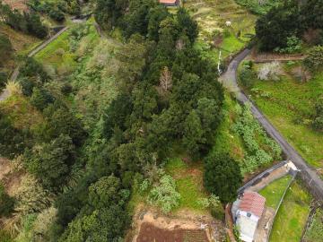 Terreno rústico com uma área de 2.302 m²