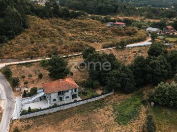 Terreno rústico com 1497,95 m², situado em Celorico de Basto