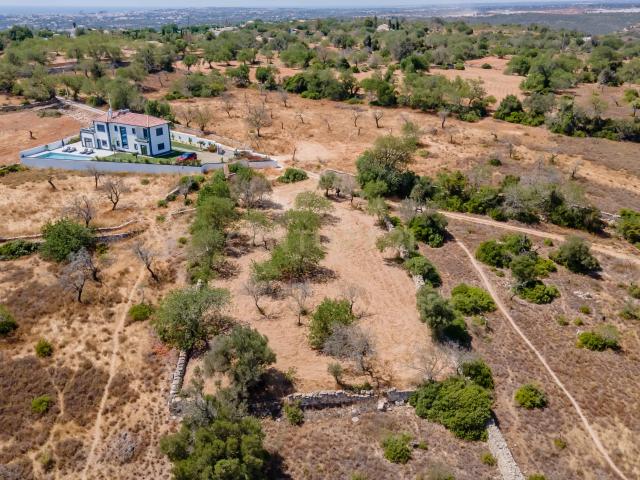 Terreno Rustico com 1800 m2 com vista Serra em Malhadais, Boliqueime, Algarve