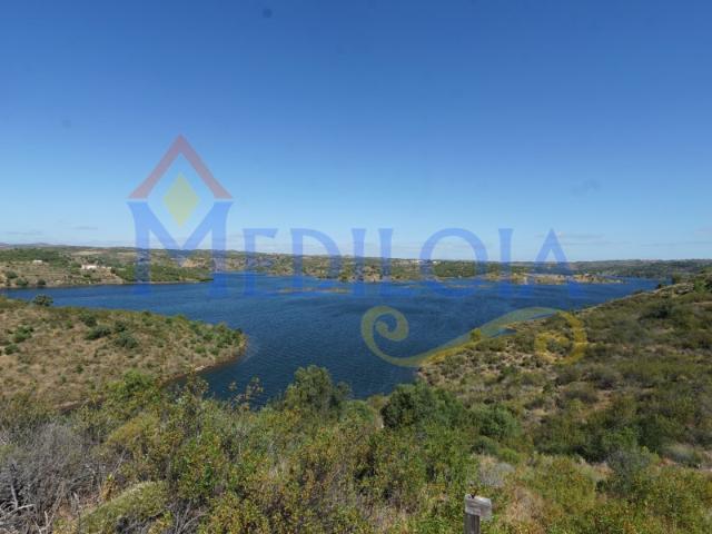 Terreno Rústico com 24.200 m² e Vista Deslumbrante para a Barragem do Beliche