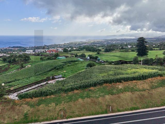 Terreno rústico com 2.087 m² e vista mar e serra nas Capelas
