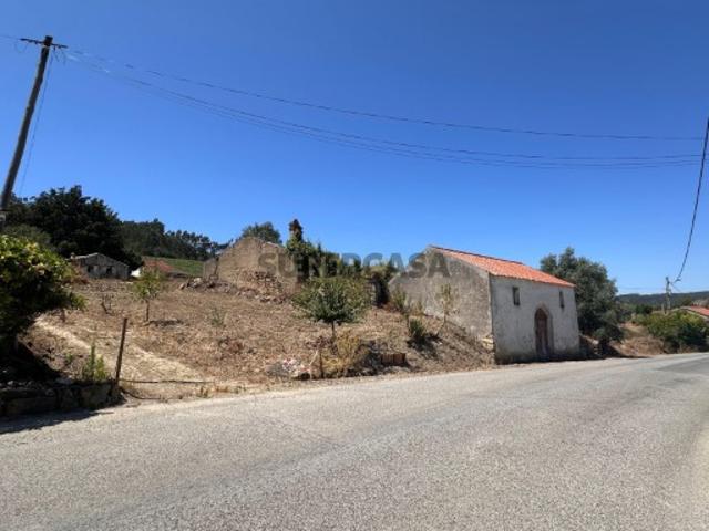 Quinta de 1,8 hectares com 3 edificios para recuperação, em Sobral de Monte Agraço