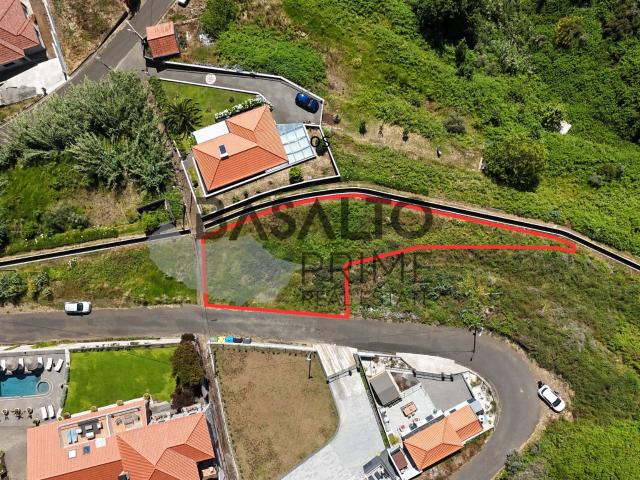 Terreno Rústico com 513 m² e Palheiro Coberto de Telha no Caminho do Verde – Arco da Calheta