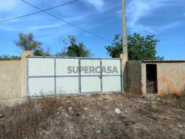Terreno rústico de2.560m2 murado e portão