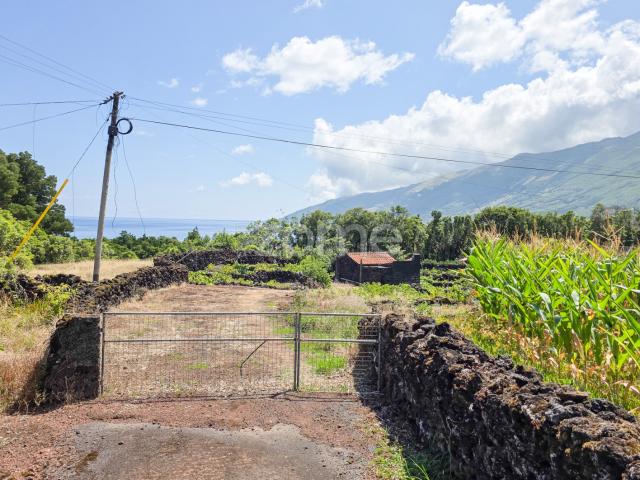 Terreno rústico de 1.371 m² com uma adega de vinho de pedra em Prainha
