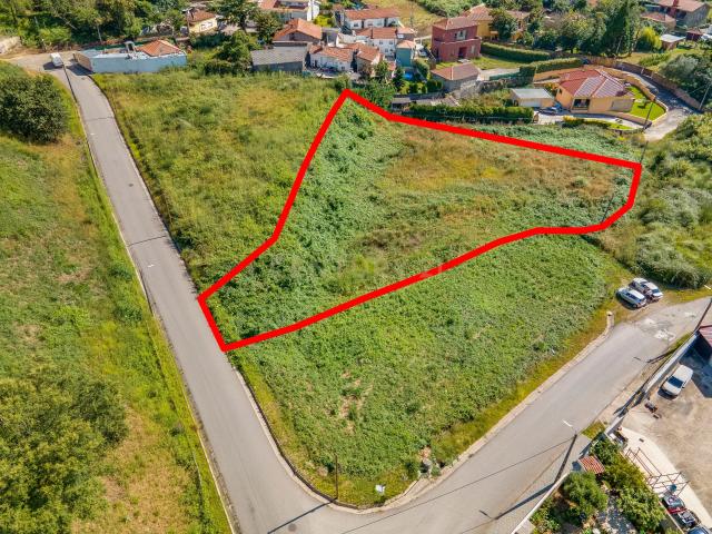 Terreno rústico de 2300 m2 com viabilidade de construção e possibilidade de destaque