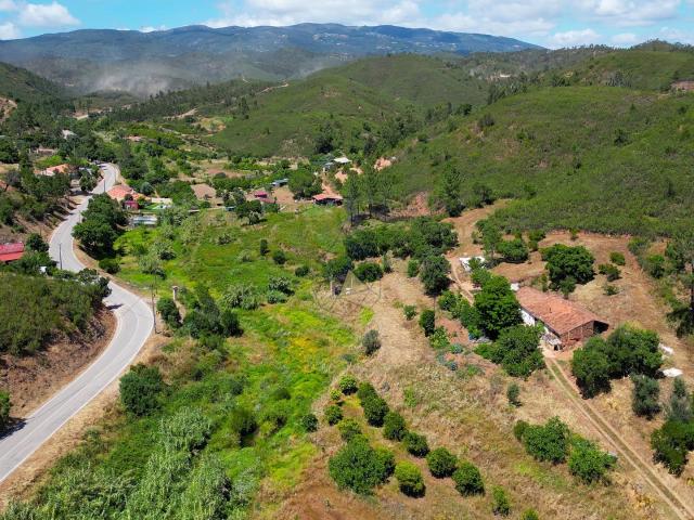 Terreno rústico em Mexilhoeira Grande com cerca de 2,4 ha de horta e serra, com mato, medronheiros e sobreiros, com barragem e nascente de água potável