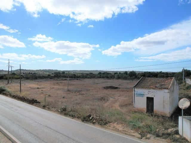 Terreno Rústico com 10. 800m2 e uma construção rural de 26m2 em Silves