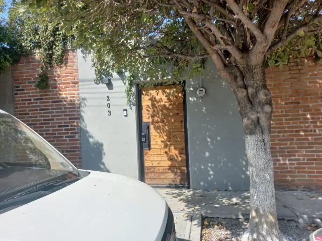 Terreno residencial bardeado con casa en coto cerrado en Celaya, Guanajuato