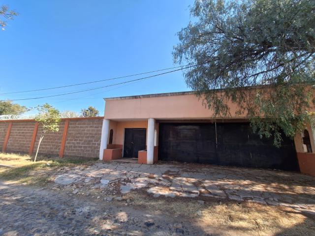 Terreno Residencial Campestre completamente Bardeado en esquina con 3 frentes y una peque?a construcci?n
