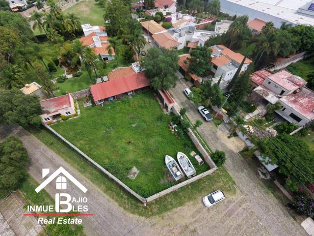 Terreno Residencial Campestre completamente Bardeado en esquina con 3 frentes y una peque?a construcci?n