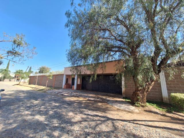 Terreno Residencial Campestre completamente Bardeado en esquina con 3 frentes y una peque?a construcci?n