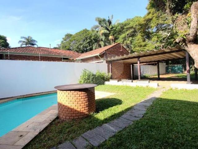 Terreno residencial com pequena construção à venda em Interlagos, São Paulo