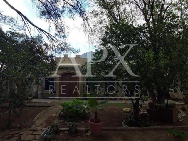 Terreno residencial de 1,056 m² con construcción de 2 casas con amplio jardín, árboles y espacio par