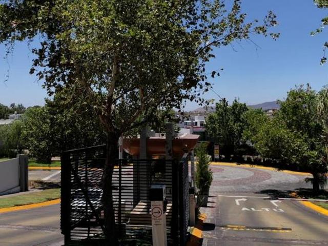 Terreno residencial de 250 m² en Valle Imperial con membresia al Club de Golf