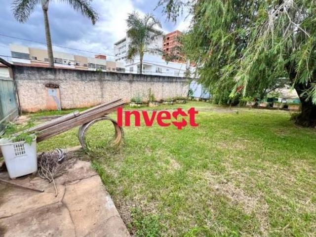 Terreno Residencial, Dentro de Condomínio, 805m², Possui 2 Casas Construídas, na Rua 03 em Vicen