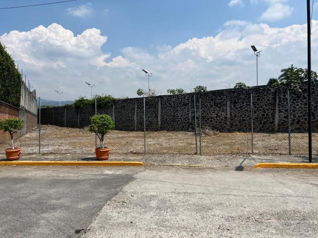 Terreno residencial en privada con port?n el?ctrico. Col. Maravillas