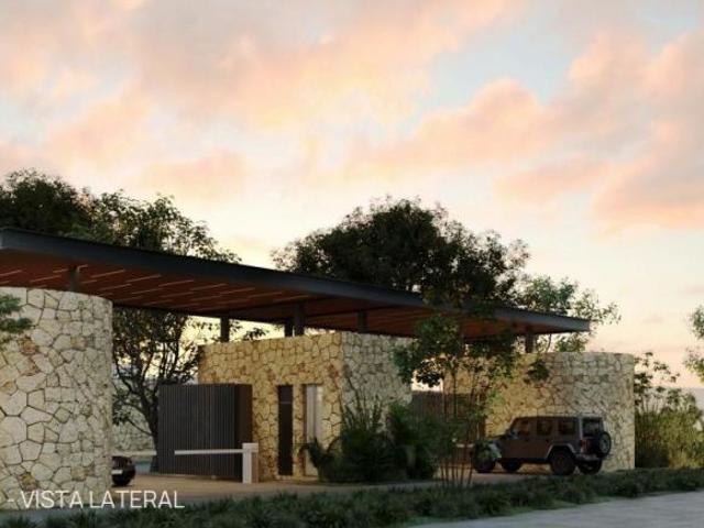 Terreno residencial en venta dentro de privada con amenidades de lujo en Tixcuytun, Mérida