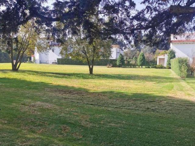 Terreno residencial precioso dentro de Fraccionamiento, rectangular plano, con todos los servicios