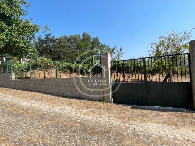 Terreno urbanizável, murado e vedado, com 1700m2 em Cossourado, Paredes de Coura