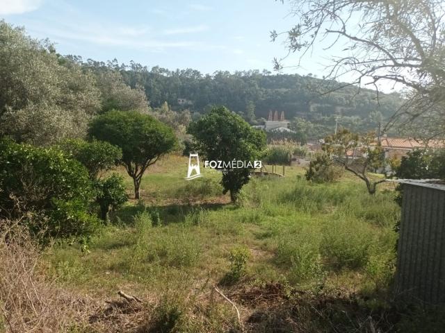 Terreno Urbanizável com viabilidade de construção para duas moradias
